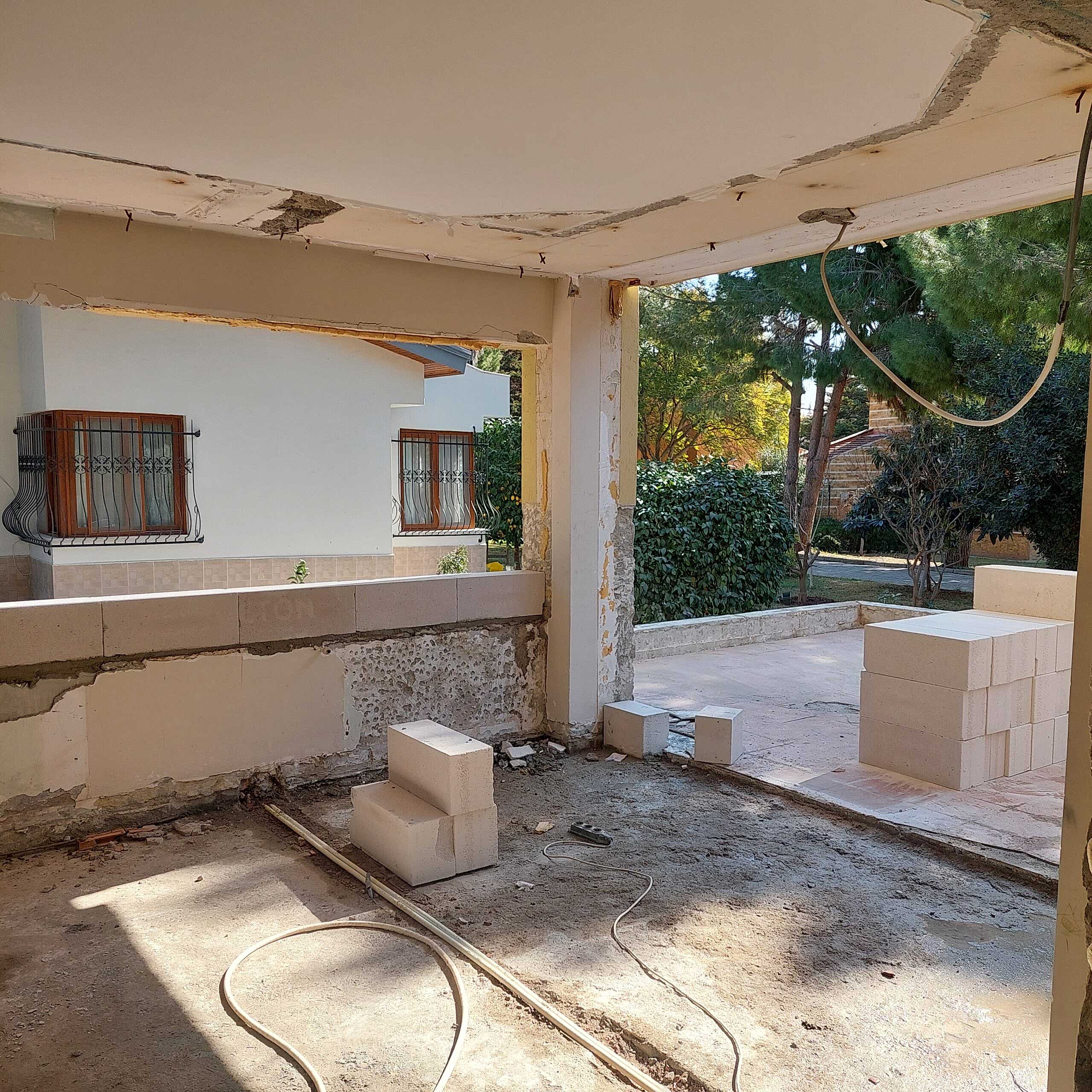 Hekim köyü tadilat 7 Bakı Hekimköy villa sitesinde yapılan tadilat kapsamında Ytong gazbeton duvar örme çalışması ve profesyonel işçilik